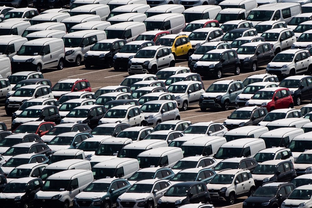 Carros em um pátio na França